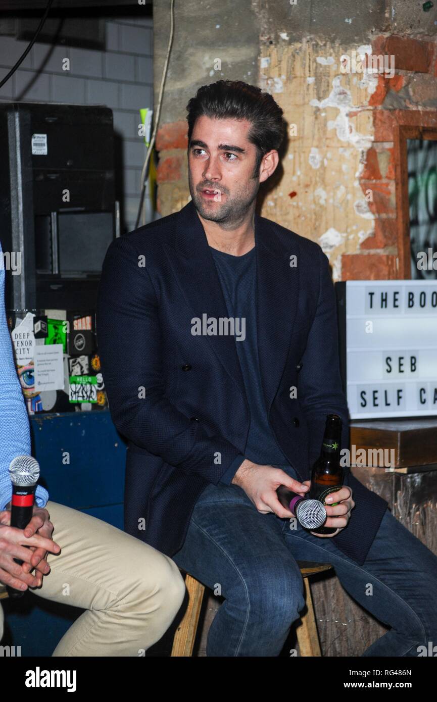 Matt Johnson während der Diskussion gesehen. Das Buch der Mann hosts Diskussion über Nahrung, Pflege und Lifestyle mit Seb Mann, eine neue Art der Pflege der Marke in diesem Monat gestartet. Das Buch Club, 100 Leonard Street, London. Stockfoto Matt Johnson während der Diskussion gesehen. Das Buch der Mann hosts Diskussion über Nahrung, Pflege und Lifestyle mit Seb Mann, eine neue Art der Pflege der Marke in diesem Monat gestartet. Das Buch Club, 100 Leonard Street, London. Stockfoto