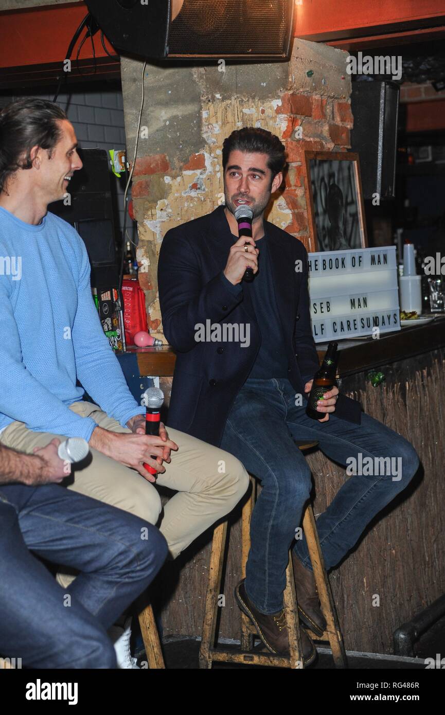 Matt Johnson und Ben Bidwell während der Diskussion gesehen. Das Buch der Mann hosts Diskussion über Nahrung, Pflege und Lifestyle mit Seb Mann, eine neue Art der Pflege der Marke in diesem Monat gestartet. Das Buch Club, 100 Leonard Street, London. Stockfoto Matt Johnson und Ben Bidwell während der Diskussion gesehen. Das Buch der Mann hosts Diskussion über Nahrung, Pflege und Lifestyle mit Seb Mann, eine neue Art der Pflege der Marke in diesem Monat gestartet. Das Buch Club, 100 Leonard Street, London. Stockfoto