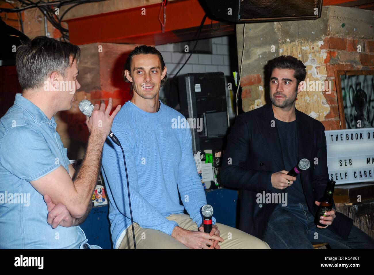 Matt Johnson und Ben Bidwell während der Diskussion gesehen. Das Buch der Mann hosts Diskussion über Nahrung, Pflege und Lifestyle mit Seb Mann, eine neue Art der Pflege der Marke in diesem Monat gestartet. Das Buch Club, 100 Leonard Street, London. Stockfoto Matt Johnson und Ben Bidwell während der Diskussion gesehen. Das Buch der Mann hosts Diskussion über Nahrung, Pflege und Lifestyle mit Seb Mann, eine neue Art der Pflege der Marke in diesem Monat gestartet. Das Buch Club, 100 Leonard Street, London. Stockfoto