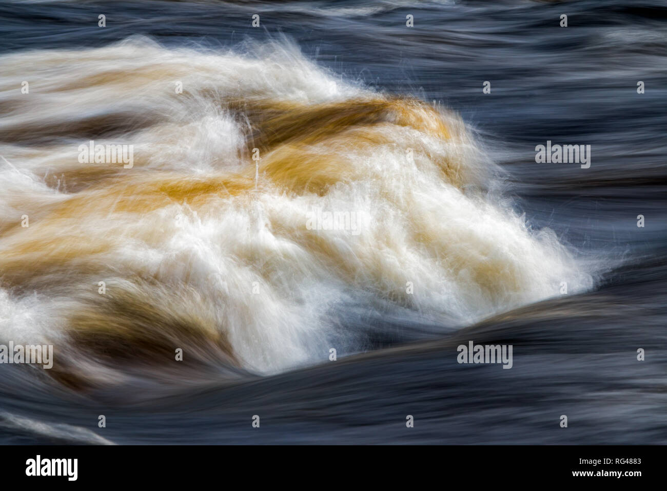 Schnell fließenden Wasser in Mountain River in Schweden Stockfoto