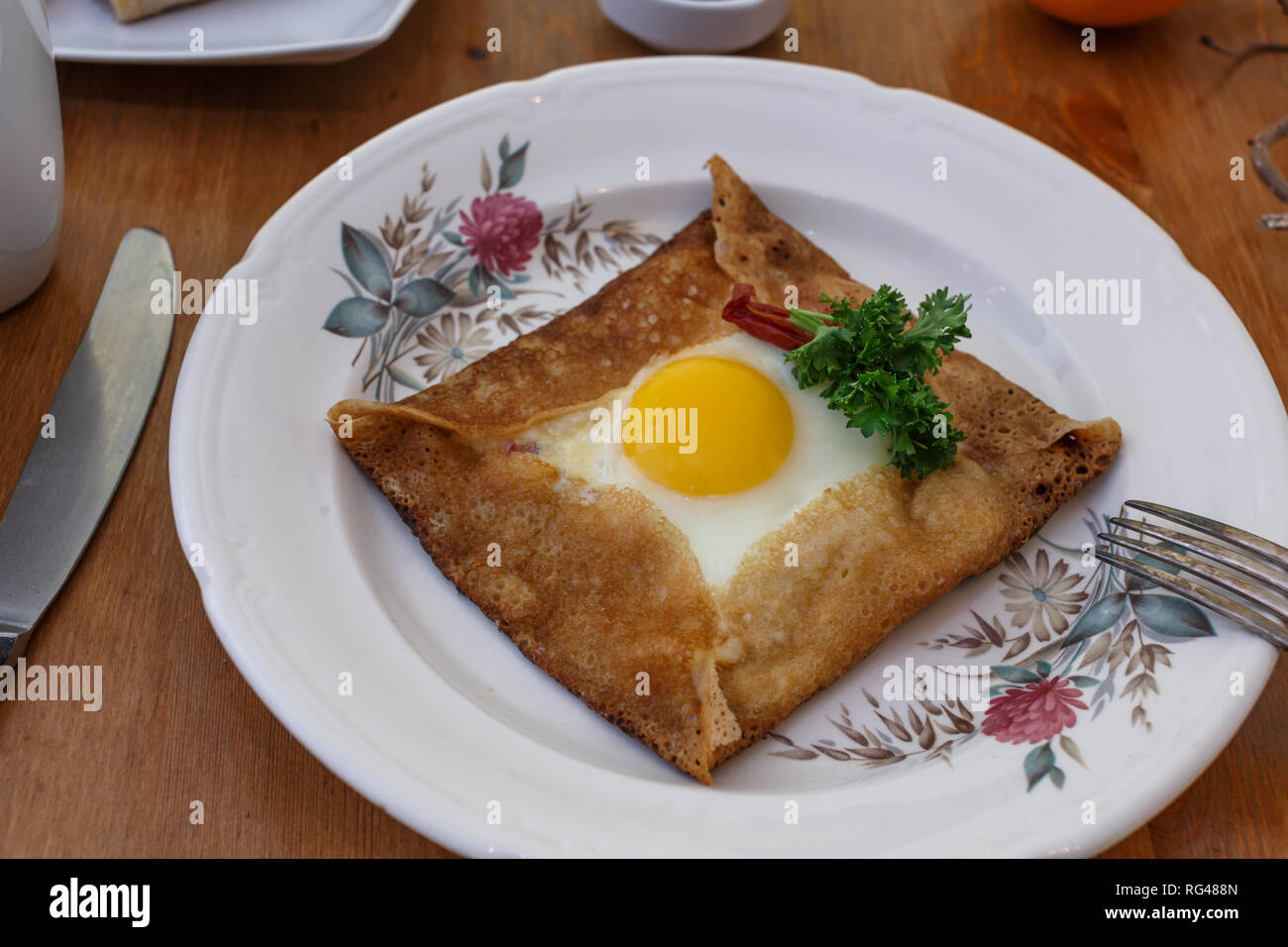 Galette sarrasin, Buchweizen Krepp, mit Schinken, Käse und Ei, Bretagne Küche Stockfoto