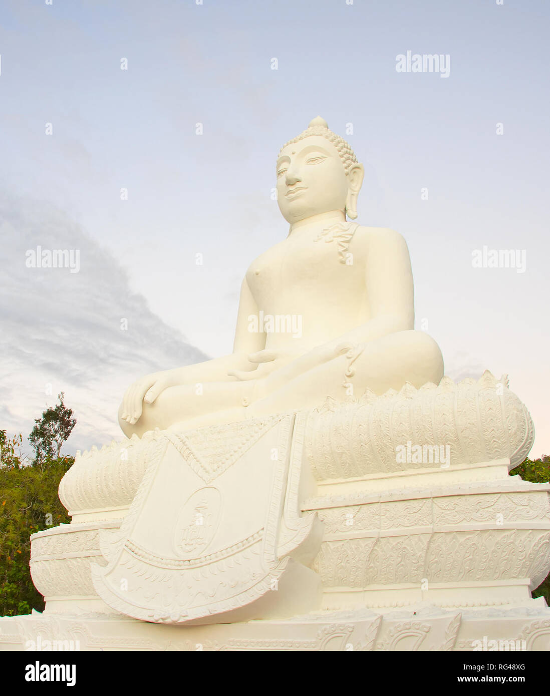 Weißer Marmor statue des Sitzenden Buddha, Pai, Thailand Stockfoto