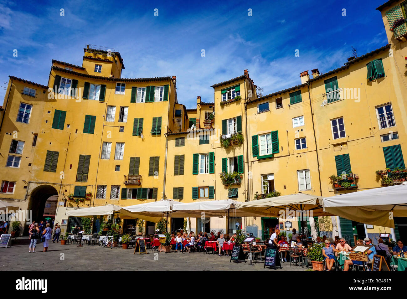 Lucca, Toskana/Italien - 09.15.2017: Menschen mit Mittagessen in den Restaurants der Amphitheater Platz mit sehr schönen historischen Atmosphäre Stockfoto