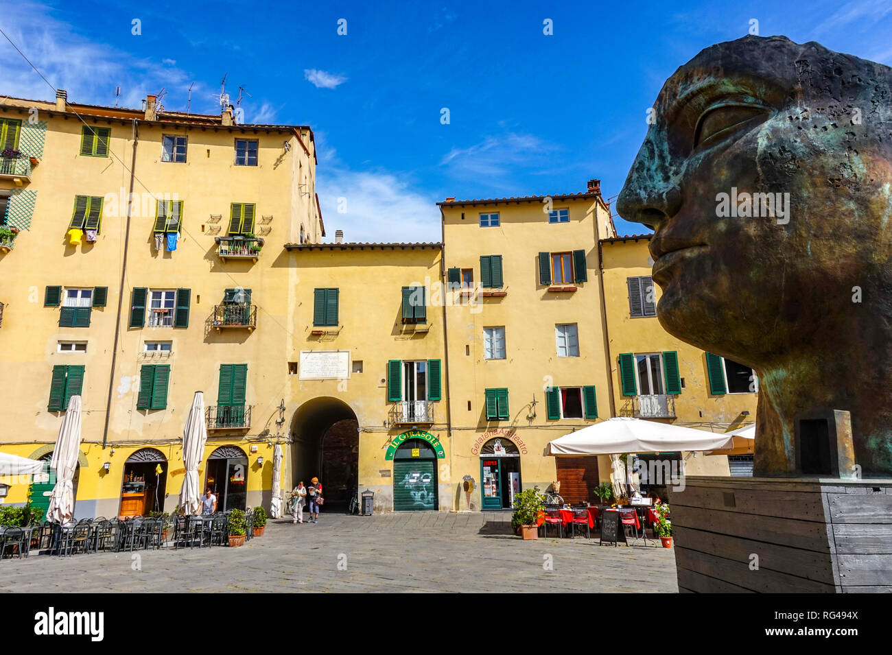 Lucca, Toskana, Italien - 09.15.2017: Amphitheater Platz mit der Igor Mitoraj alte Big Head Skulptur Stockfoto