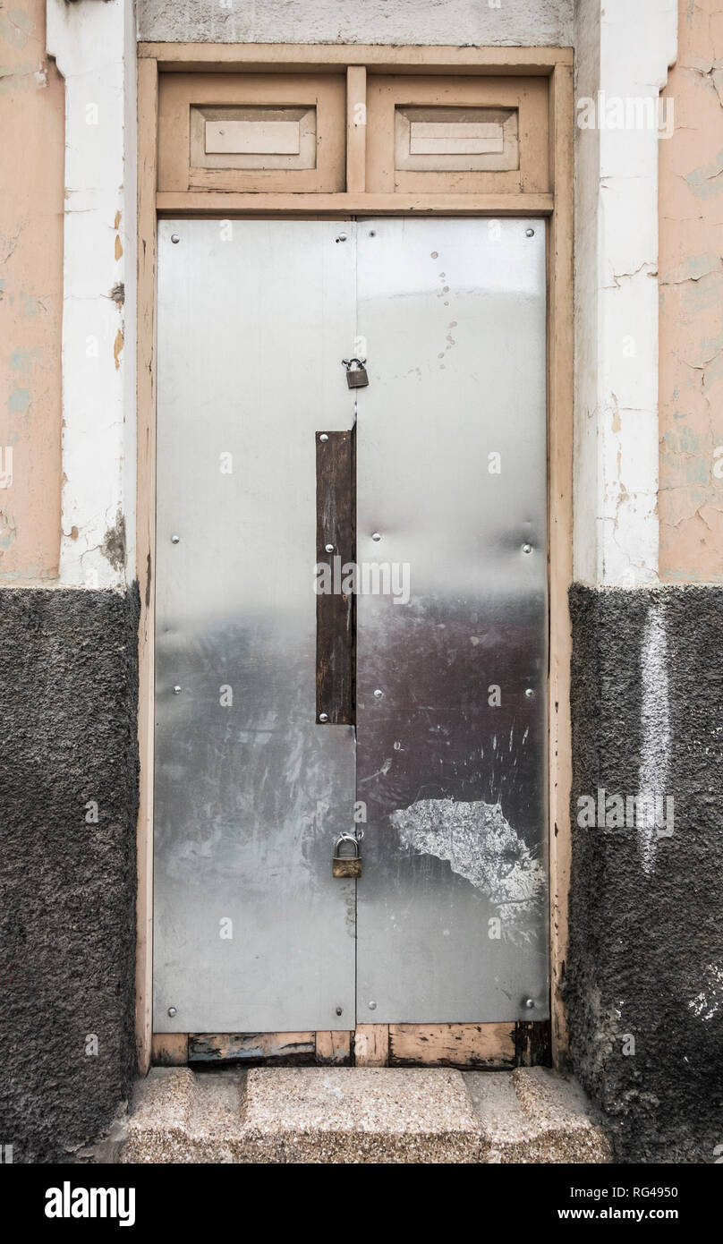 Mit einem Vorhängeschloss Haus Tür verstärkt mit Stahl. Stockfoto