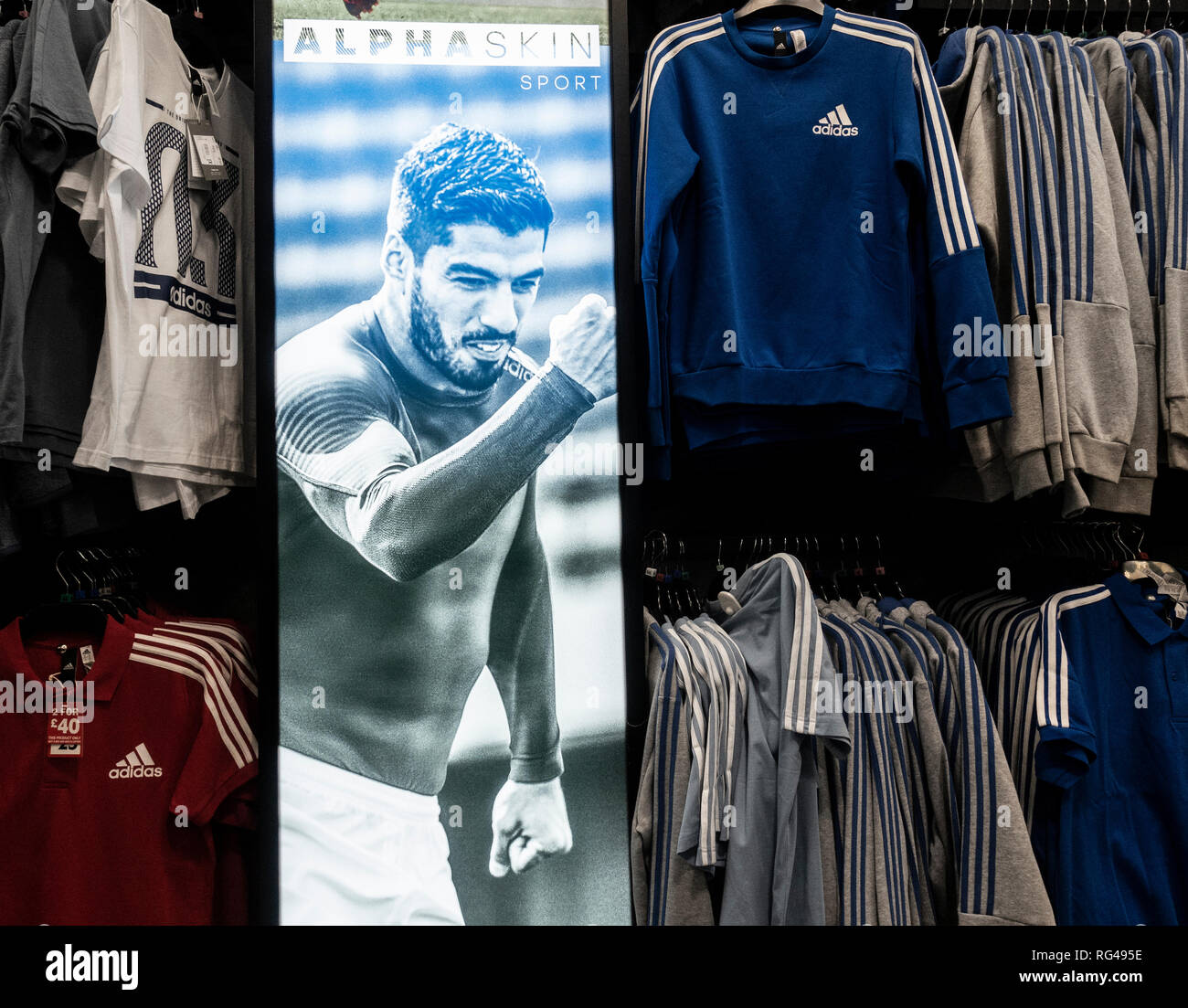 Instore Adidas Anzeige mit fußballspieler Luis Suarez im Sport Direct Store. Großbritannien Stockfoto