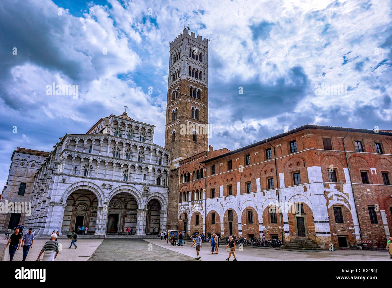 Lucca, Toskana, Italien - 09.15.2017: St Martin chatedral mit bewölkt blauer Himmel und Menschen Stockfoto