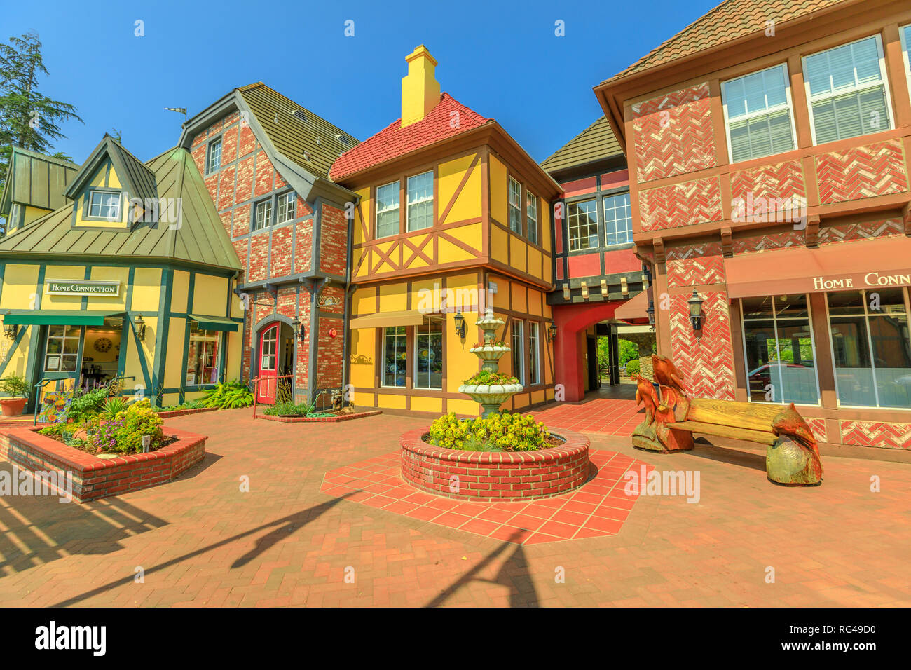 Solvang, Kalifornien, Vereinigte Staaten - 10 August 2018: farbenfrohe Gebäude im traditionellen dänischen Dorf Solvang berühmt für europäische Architektur Stockfoto