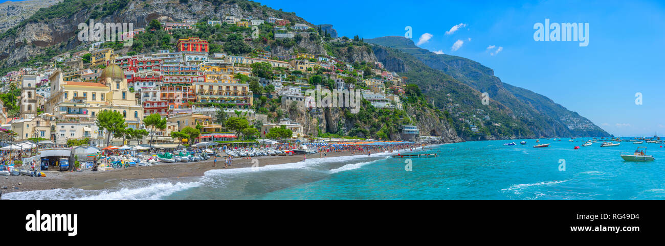 Die Kirche Santa Maria Assunta und die Hügellandschaft Stadt Positano an der Amalfiküste Stockfoto