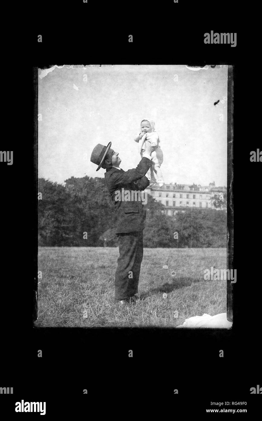 Invertiert Platte Glas negative von Vater und Kind Stockfoto
