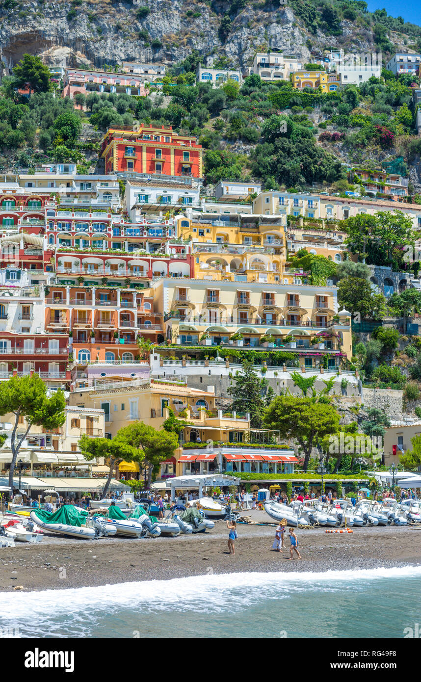 Ein Blick auf Positano auf der Almafi Küste, SAE, Sand und bunten Gebäude Stockfoto