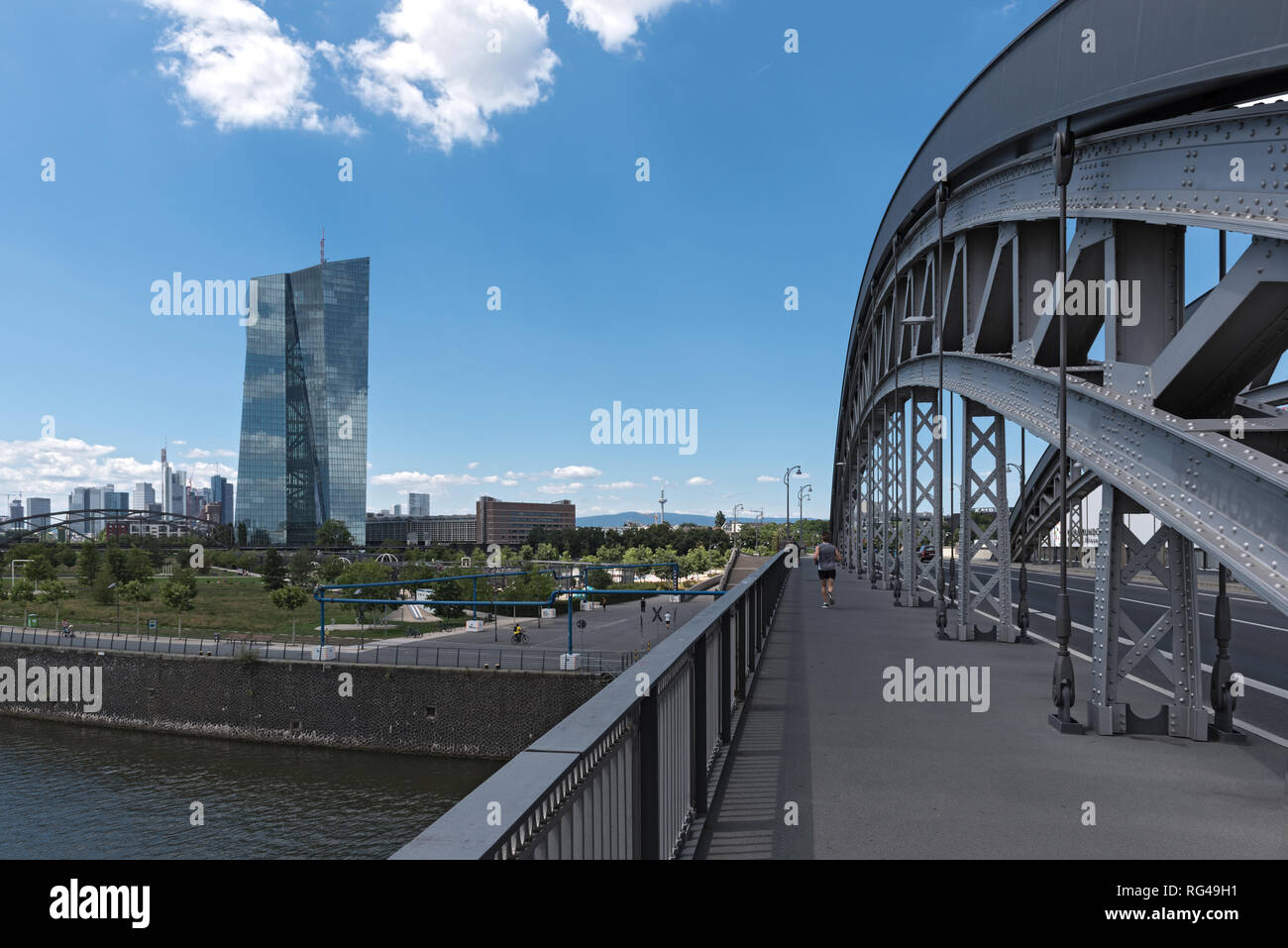Die honsell Brücke mit Neubau der Europäischen Zentralbank (EZB) in Frankfurt am Main, Deutschland Stockfoto
