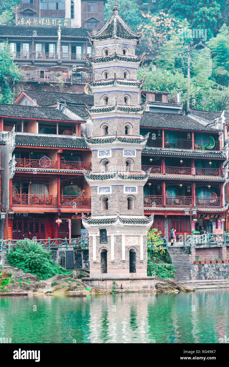 FENGHUANG, Hunan, China - Dezember 12, 2018: Blick auf die Pagode durch die Tuojiang Tuo Jiang River (Fluss) in Phoenix antike Stadt Fenghuang (Grafschaft), C Stockfoto