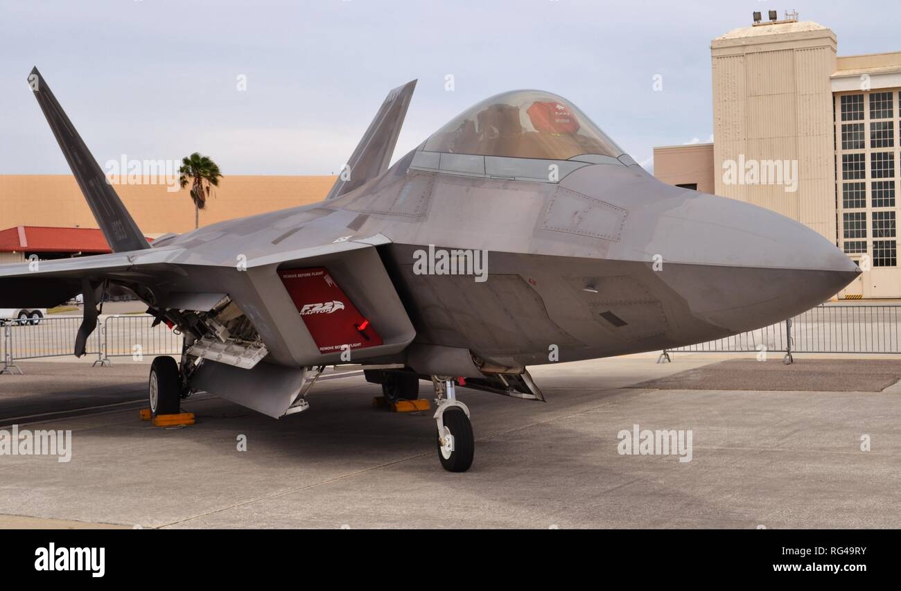 Eine Luftwaffe F-22 Raptor fighter Jet auf einer Start- und Landebahn am MacDill Air Force Base. Dieser F-22 gehört zu Tyndall Air Force Base. Stockfoto