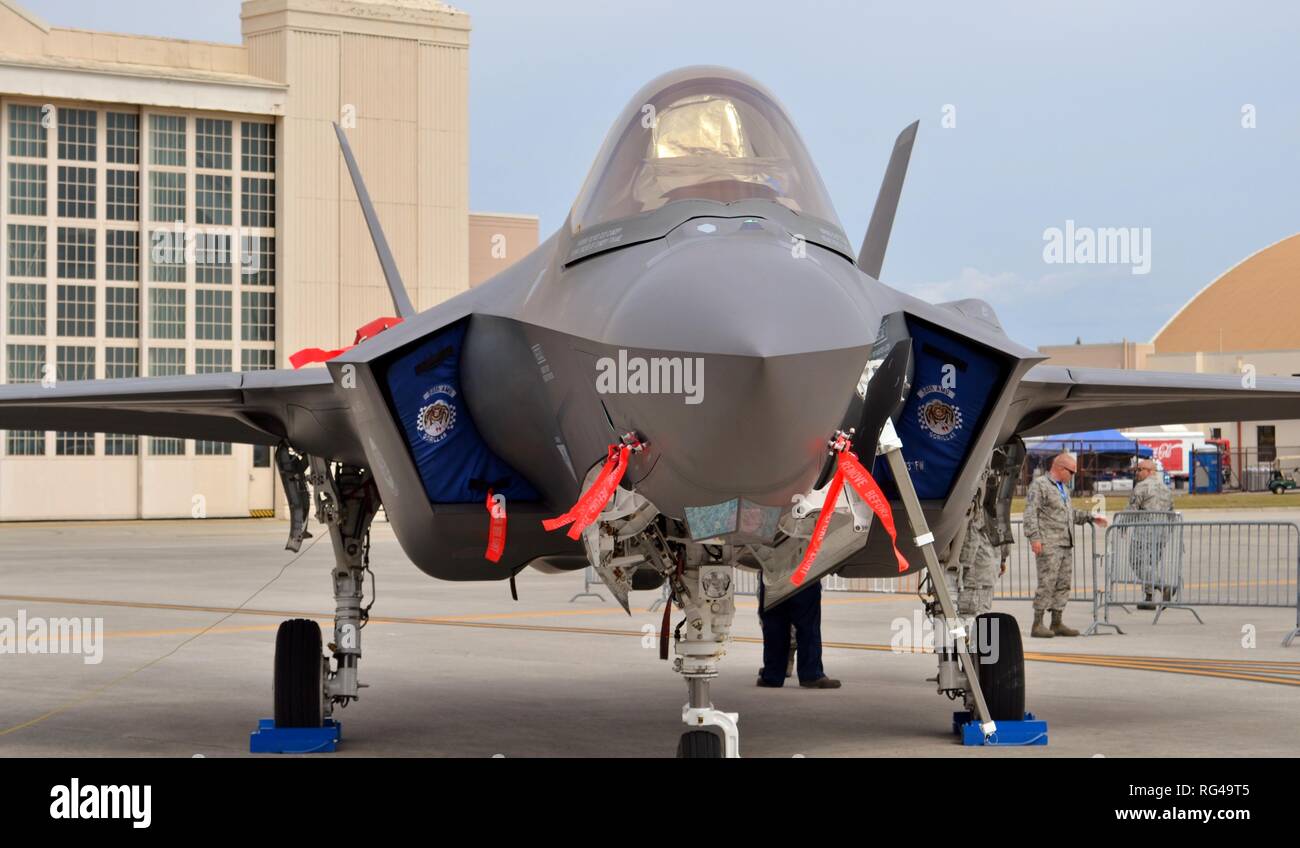 Ein US Air Force F-35 Joint Strike Fighter (Lightning II) Jet in MacDill Air Force Base. Dieser F-35 ist bis zum 33 Fighter Wing von Eglin zugeordnet Stockfoto