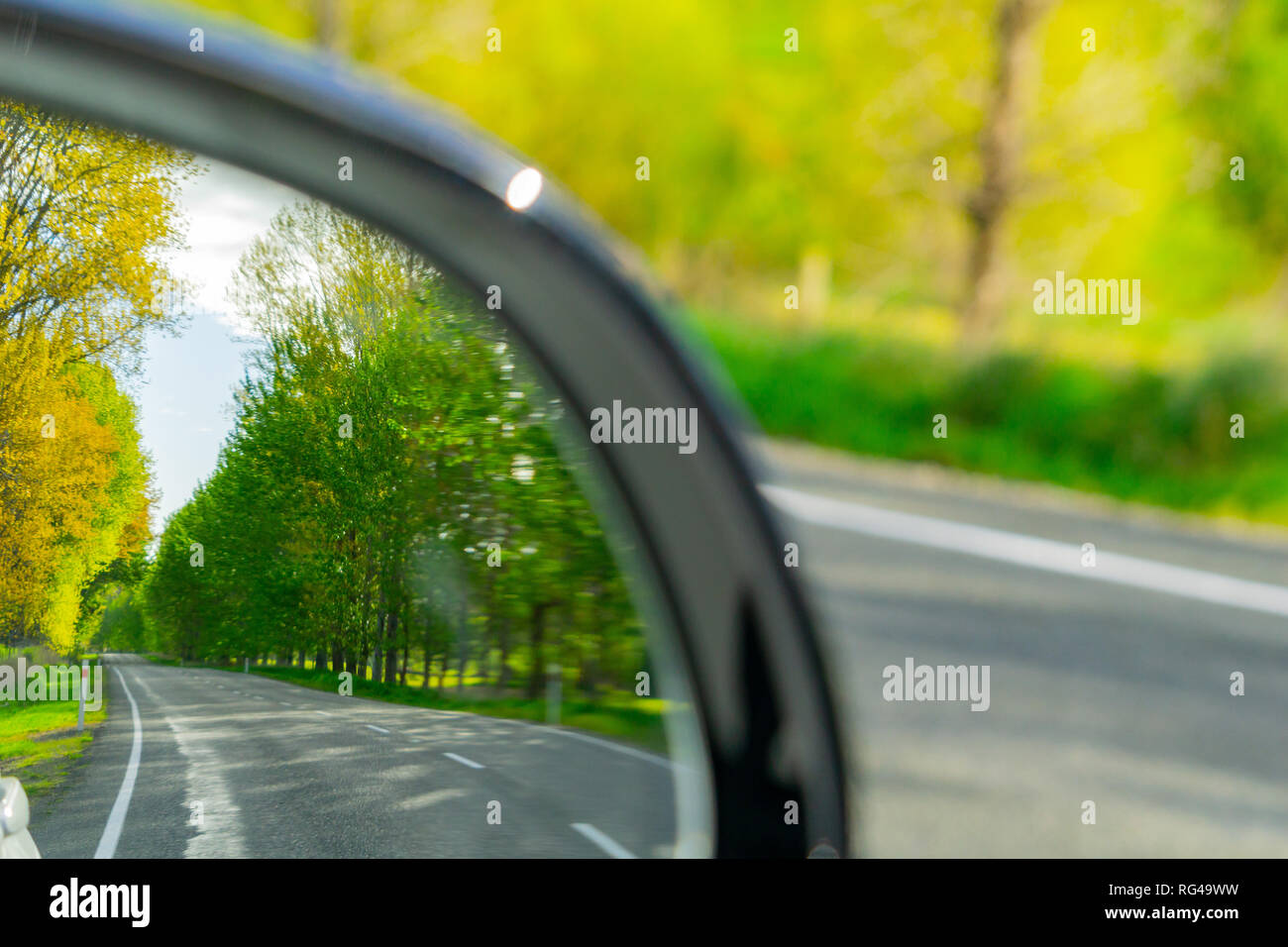 Sicherheit Probefahrt im hinteren Vision Spiegel während der Fahrt scenic South Island Road, Neuseeland Stockfoto