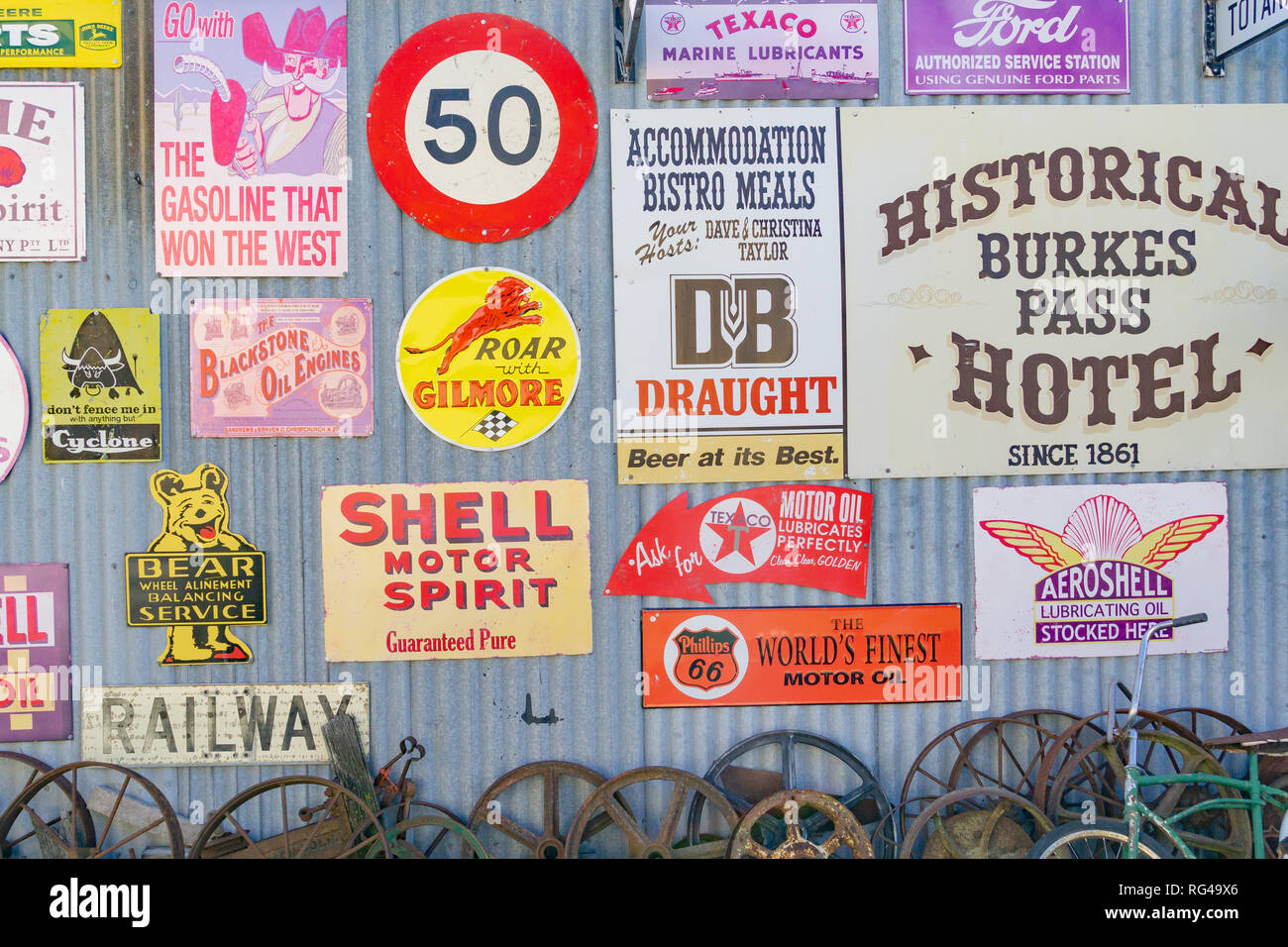 BURKES PASS, NEUSEELAND - 14. Oktober 2018; Sammlung von Erbe Zeichen und Gebäude zusammen als touristische Stop-off Punkt von Interesse. Stockfoto