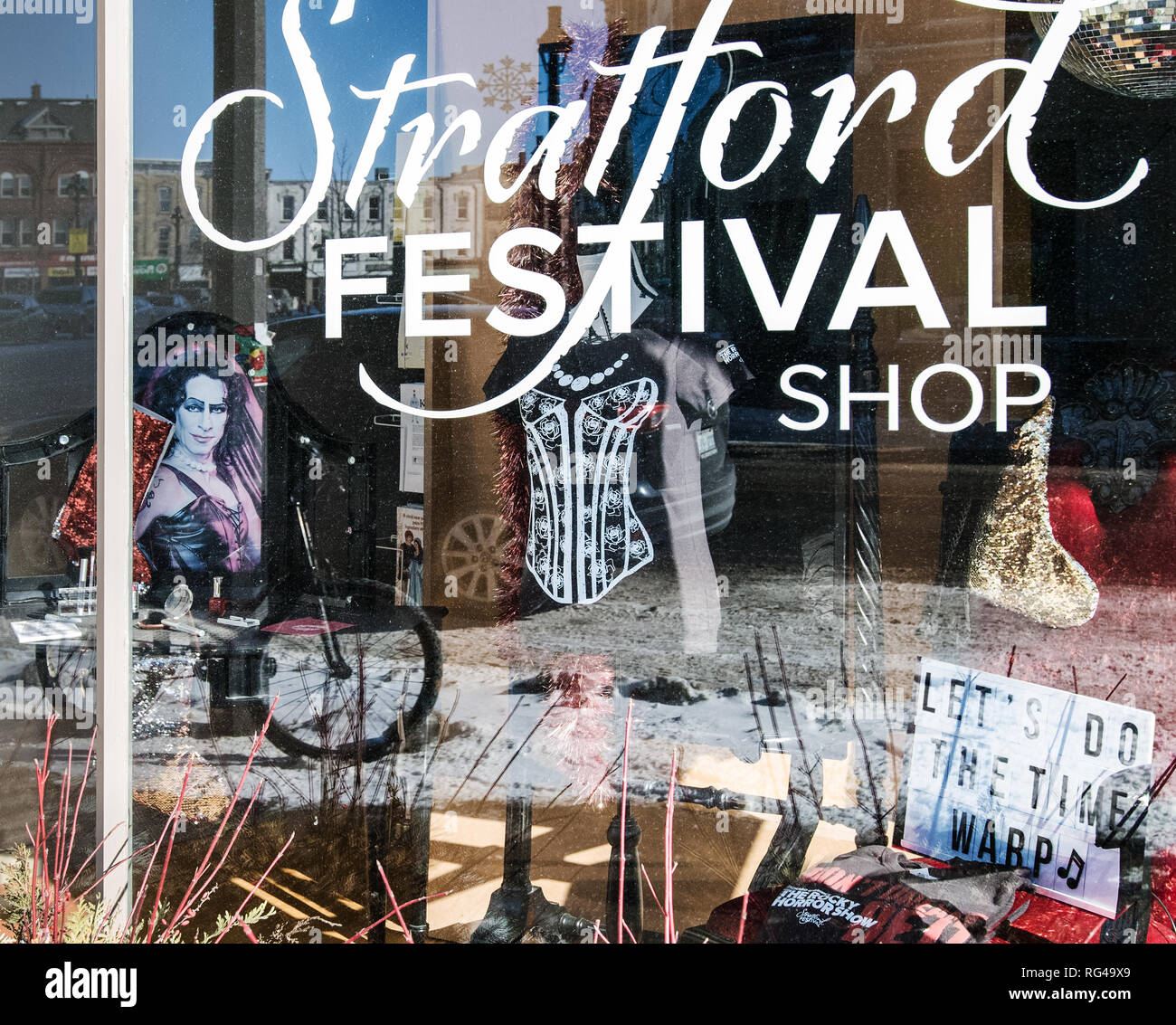 Ein genauerer Blick durch das Fenster von Stratford Theatre speichern. Sehen Sie einige Artikel, die im Zusammenhang mit der Time Warp' musikalische Horror spielen Tun. Stockfoto