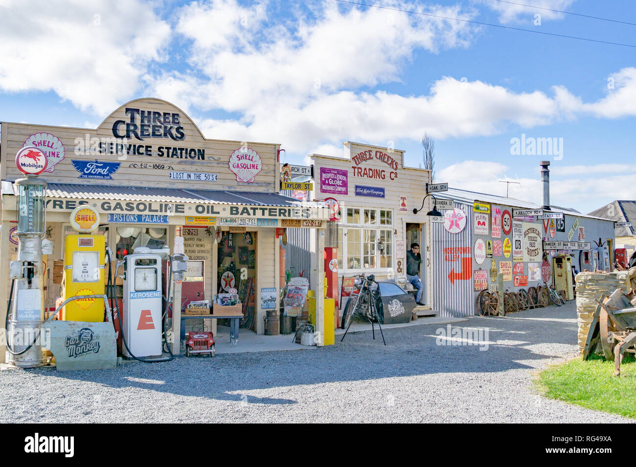 BURKES PASS, NEUSEELAND - 14. Oktober 2018; Sammlung von Erbe Zeichen und Gebäude zusammen als touristische Stop-off Punkt von Interesse. Stockfoto