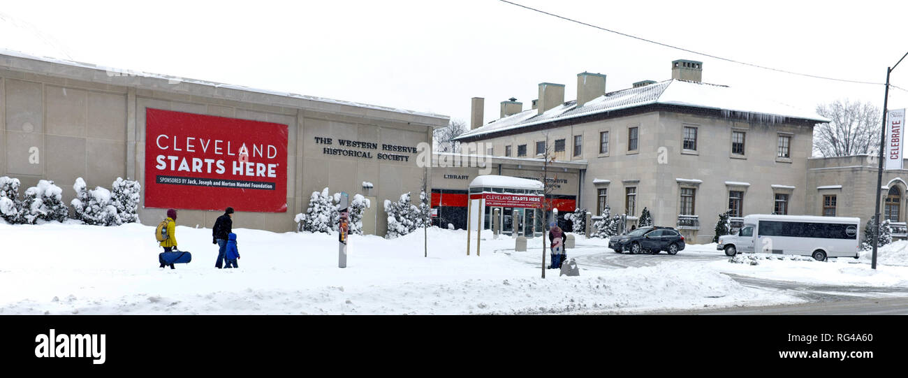 Menschen gehen durch die nordostohio Winter Schnee auf die Western Reserve historischen Gesellschaft in University Circle in Cleveland, Ohio, USA. Stockfoto