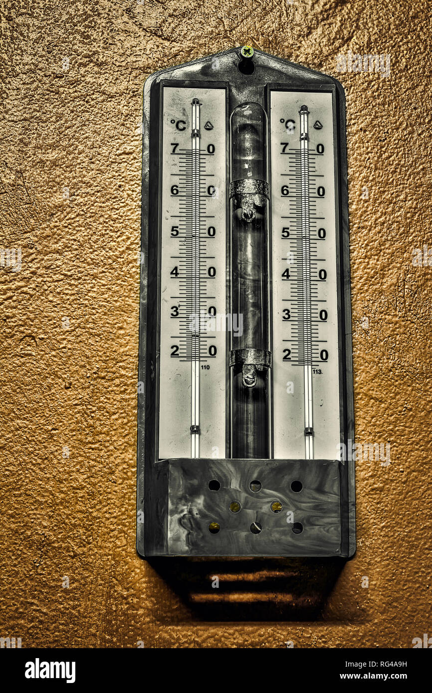 Thermometer an der Wand außen, Wand Thermometer, Temperaturmessung, Außentemperatur, Wetter Stockfoto