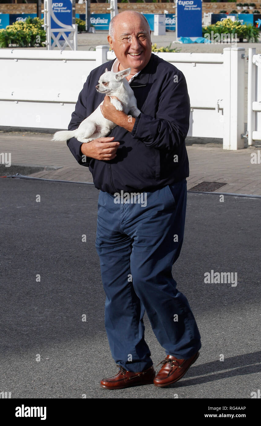 A Coruña, Spanien - 23. Juli - Amancio Ortega Gaona, Gründer von Zara, Wandern mit seinem Hund in seine Arme auf Juli 23,2015 in A Coruña, Spanien. Stockfoto