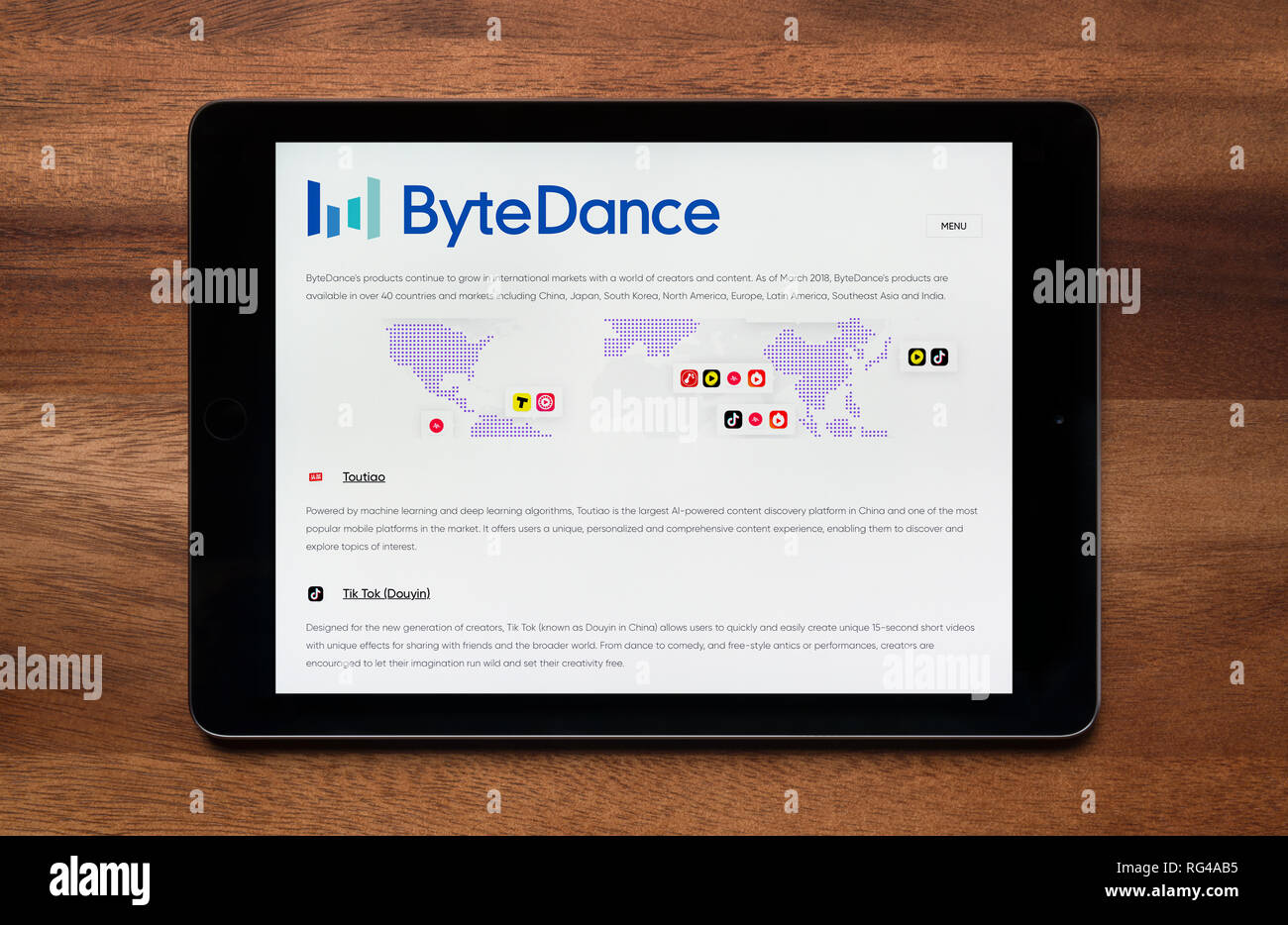 Die Website von ByteDance gesehen auf einem iPad Tablet, der ruht auf einem Holztisch (nur redaktionelle Nutzung). Stockfoto
