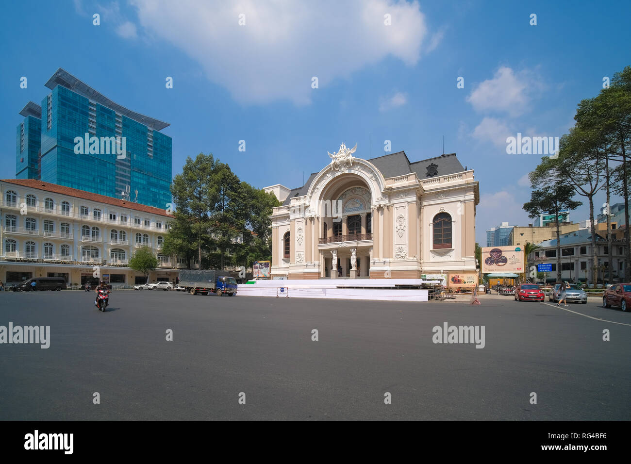 Sai Gon Oper oder griechisch-römischen Frau Statuen der Alten Oper Stadttheater. Saigon Opera House ist berühmt für Reisen in Ho Chi Minh City Stockfoto