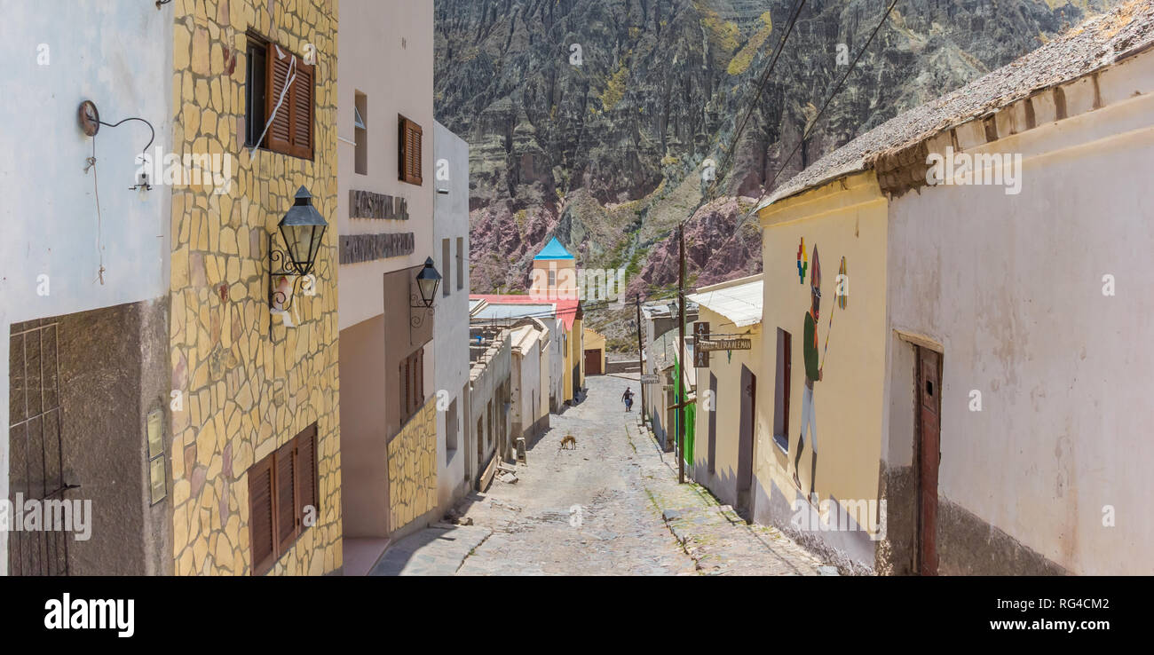 Gepflasterten Straße und Kirche in Iruya, indigenen Dorf in Argentinien Stockfoto