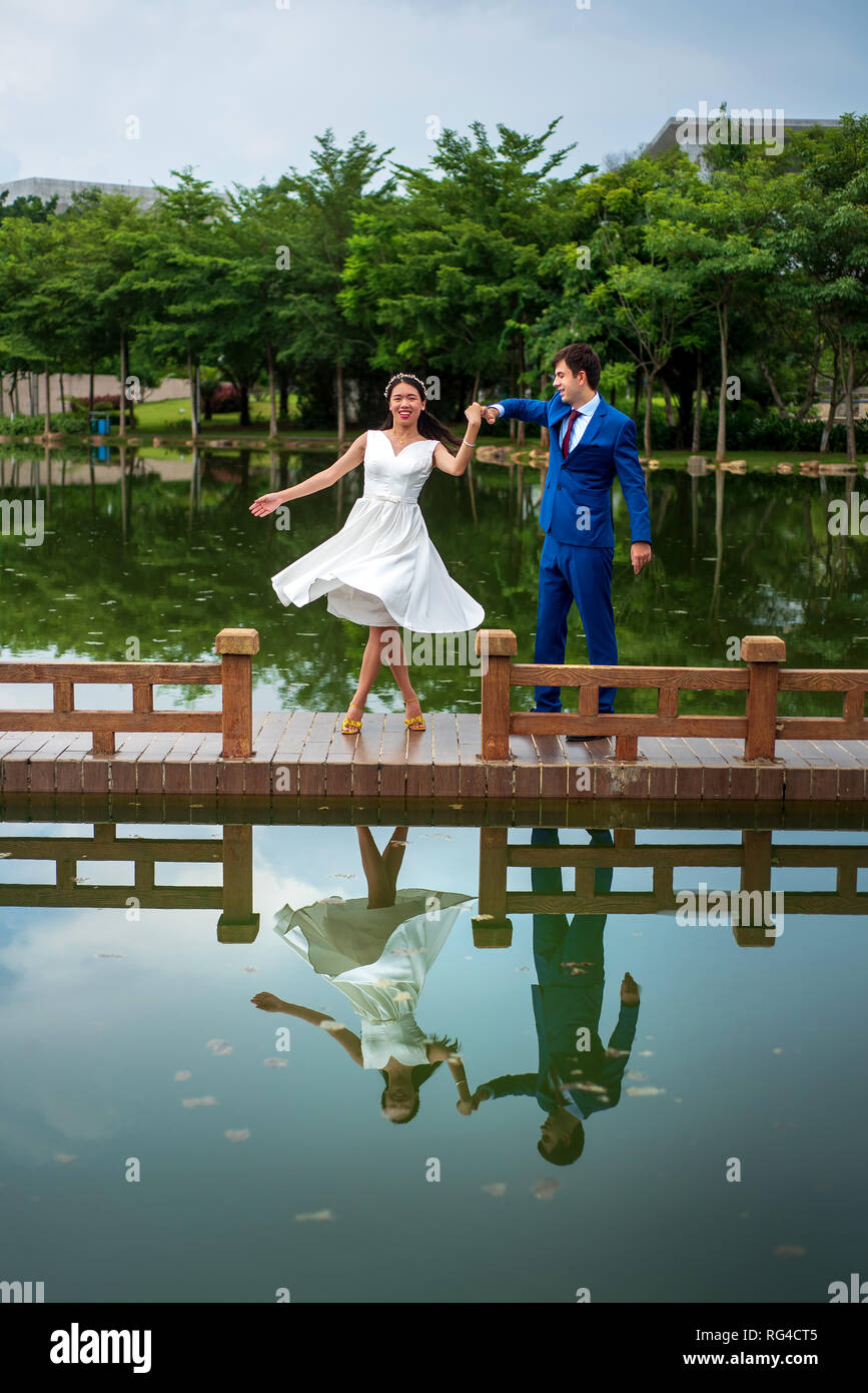 Romantisches Paar tanzen am See im Wasser spiegelt Stockfoto