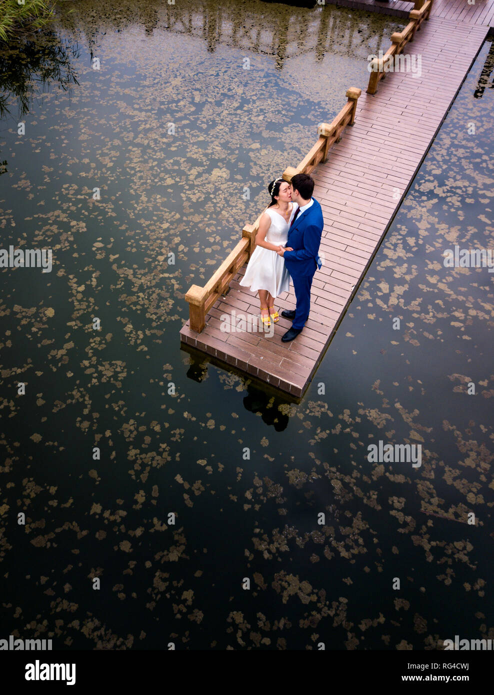 Romantisches Paar Küssen im Park am See Stockfoto