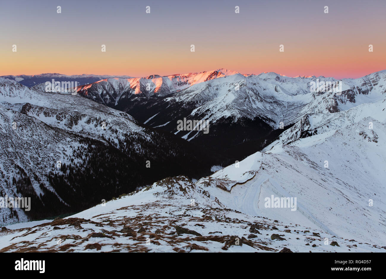 Panorama der Tatra thewinter mit interessanten Form der gefrorenen Schnee. Silent Valley in der Westlichen Tatra. Stockfoto