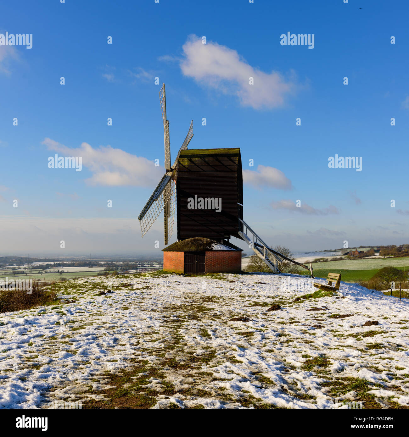 Brill Windmühle, Landschaft im Schnee. Buckinghamshire, Großbritannien. Stockfoto