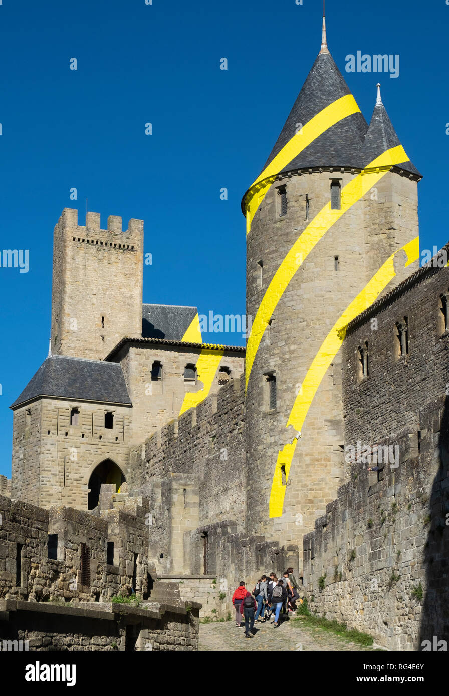 Cercles Concentriques Excentriques, Konzentrisch exzentrisch Kreise-Artwork von Felice Varini auf den Wänden der Cite de Carcassonne Porte de l'Aude wit Stockfoto