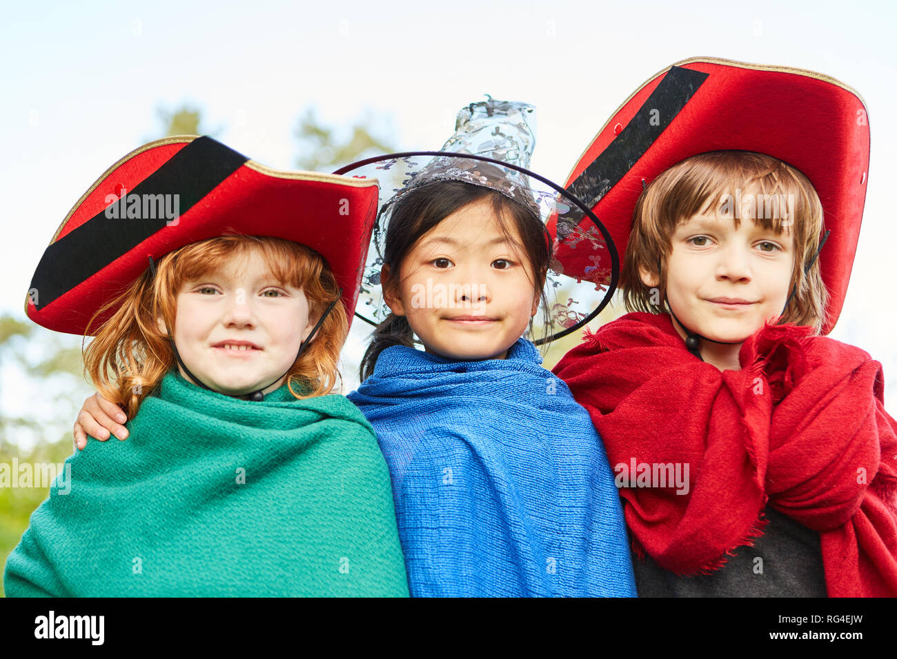 Drei Kinder in bunten fantasy Kostüme im Karneval oder Kinder Theater Stockfoto