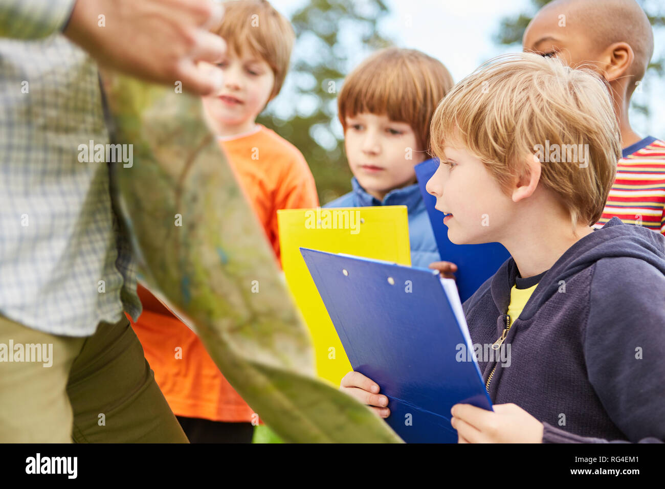 Neugierig Kinder mit Zwischenablage spielen Schatzsuche oder ein Spiel der Natur in der Natur Stockfoto
