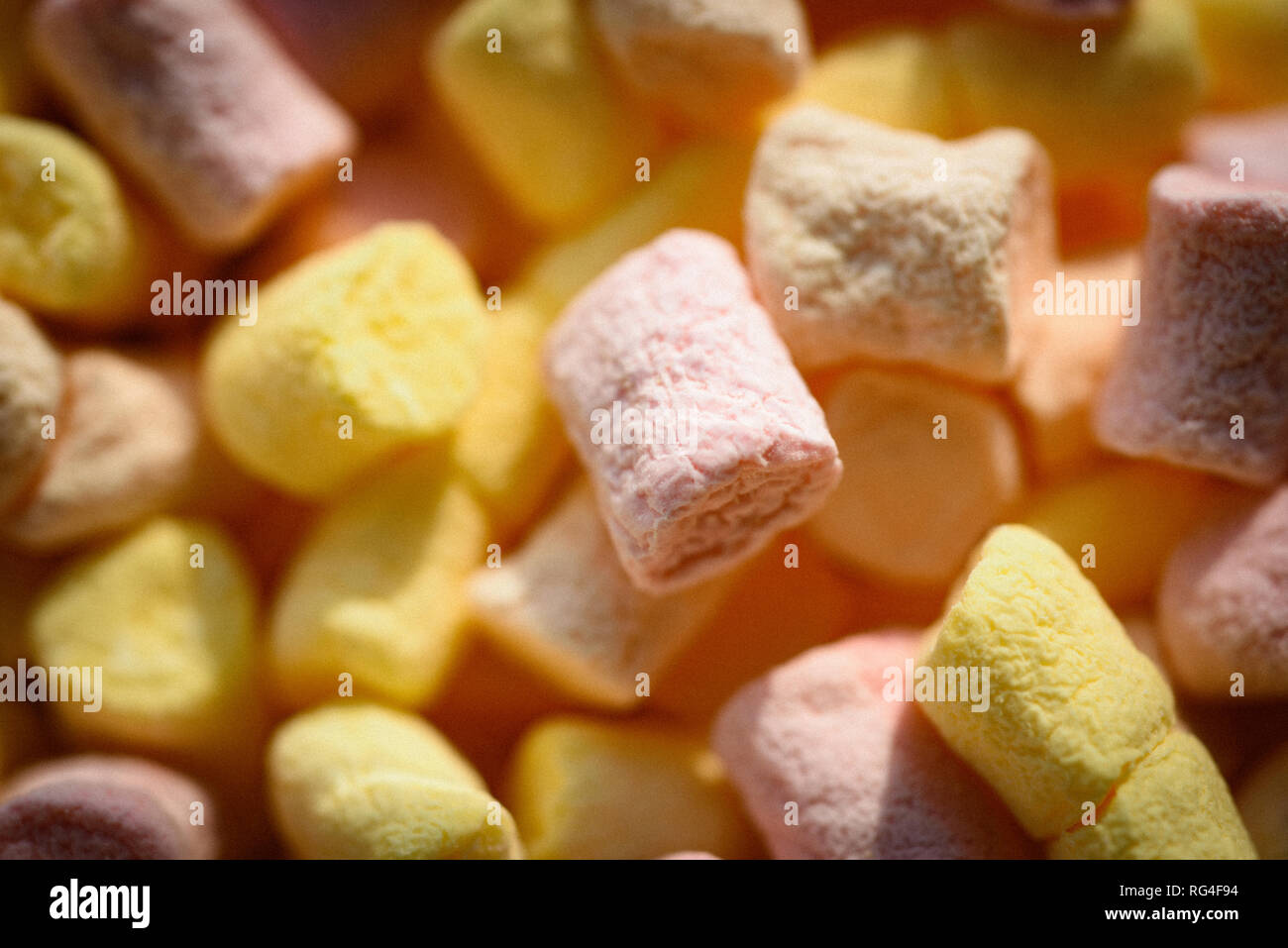 Leckeres Essen. Marshmallow Rezept mit Zucker und Gelatine. Marshmallow souffle mit süßem Geschmack. Bunte mini Marshmallow Hintergrund oder Textur Stockfoto