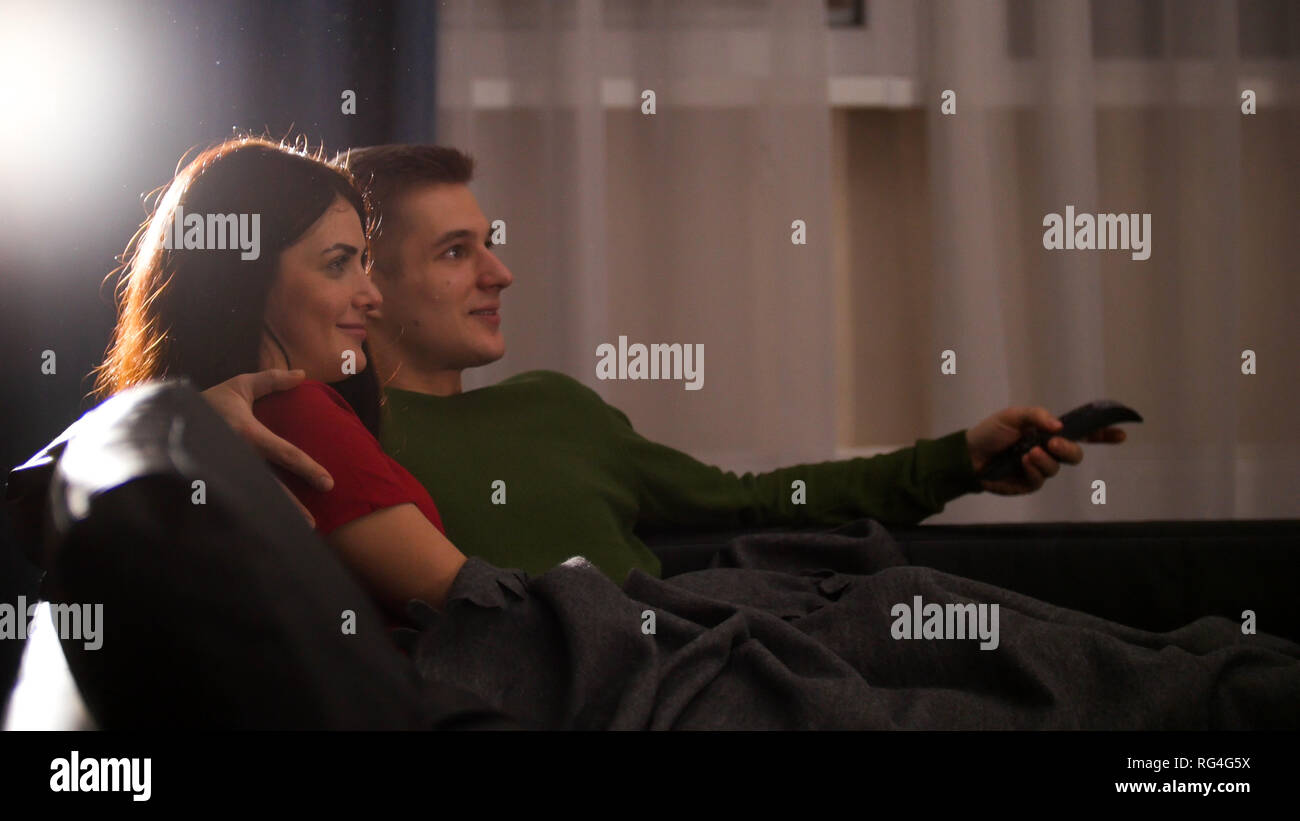 Junges Nettes Paar Auf Der Couch Liegen Kuscheln Und Fernsehen Zusammen Stockfotografie Alamy 9025