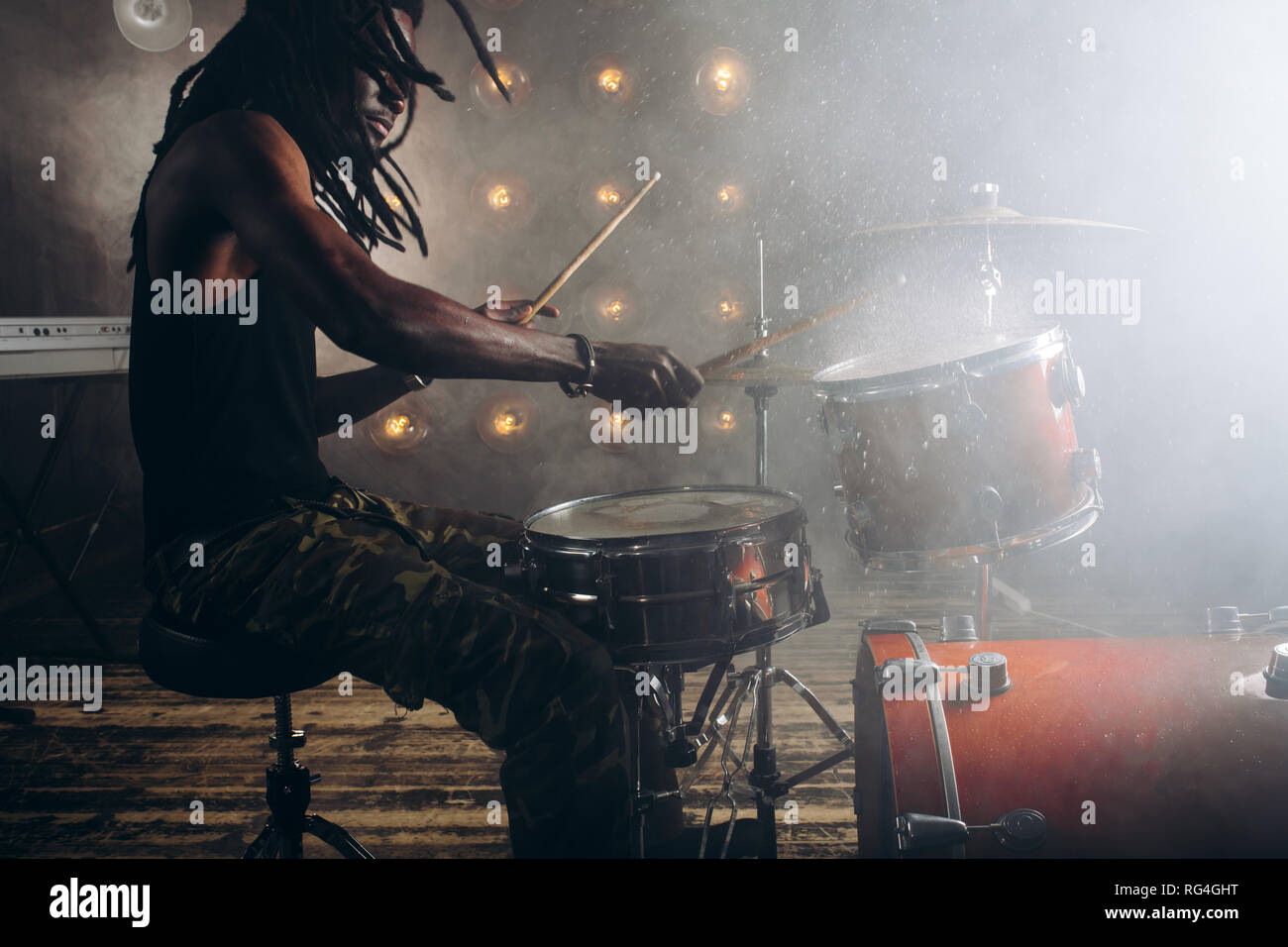 Crazy afro Kerl ist scharf auf Rock Musik Stockfoto