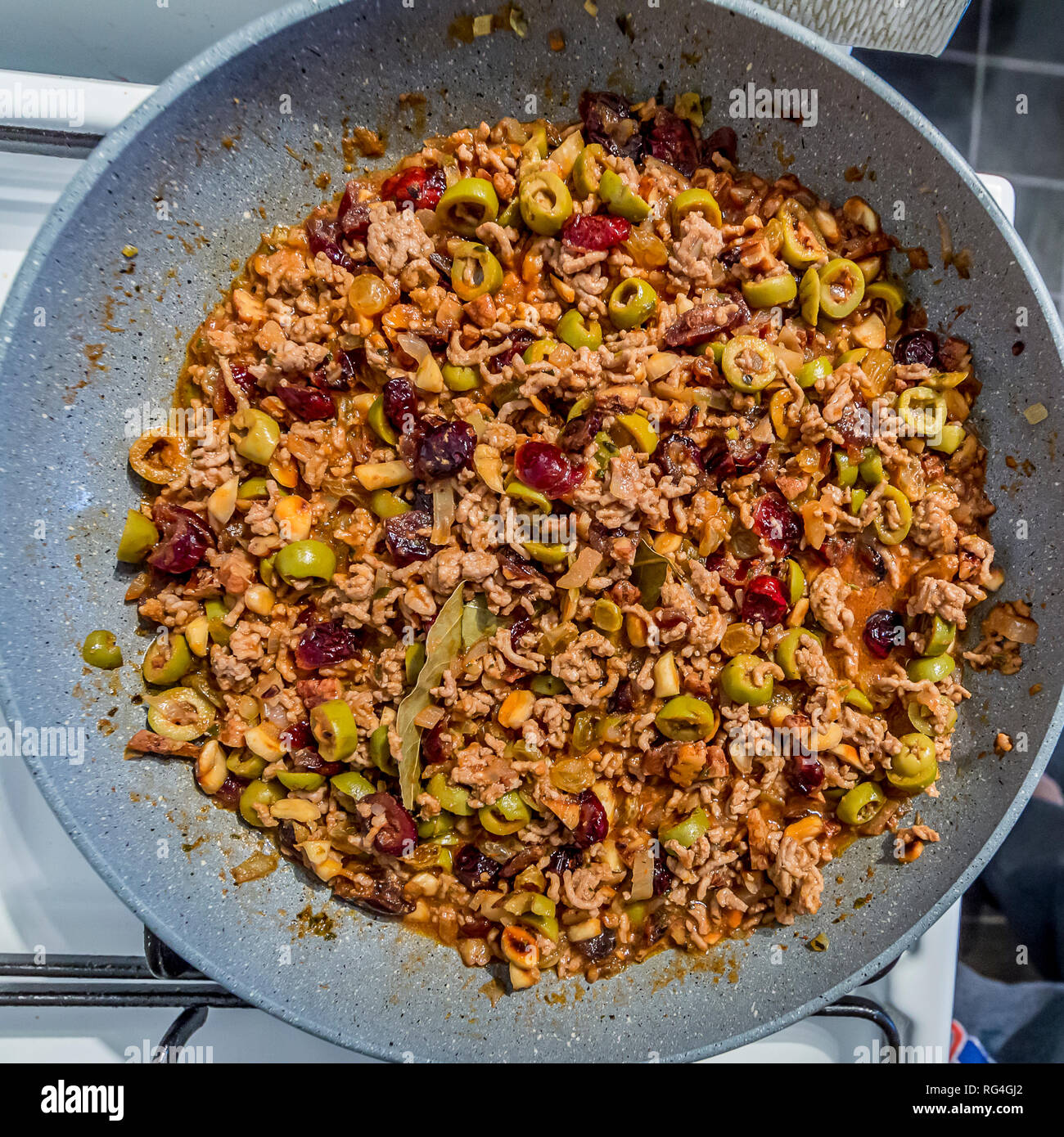 Bild einer Füllung mit Fleisch, Oliven, Rosinen, Preiselbeeren, Walnüsse,  Mandeln, Lorbeerblatt und Gewürze, die in der Pfanne ist Stockfotografie -  Alamy