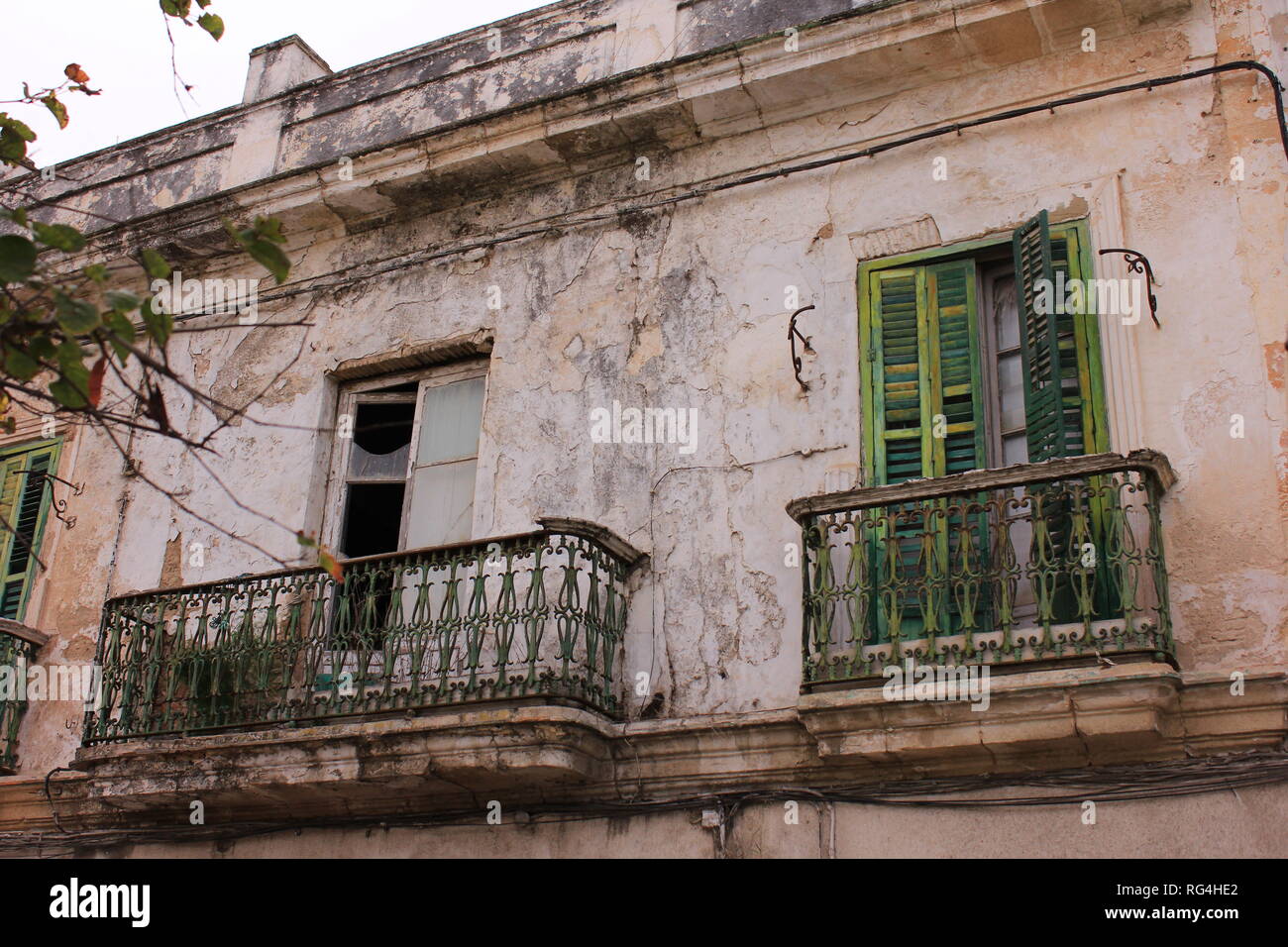 Und in Kürze gekommenes Verlassenes Haus in Portugal mit Balkonen Stockfoto