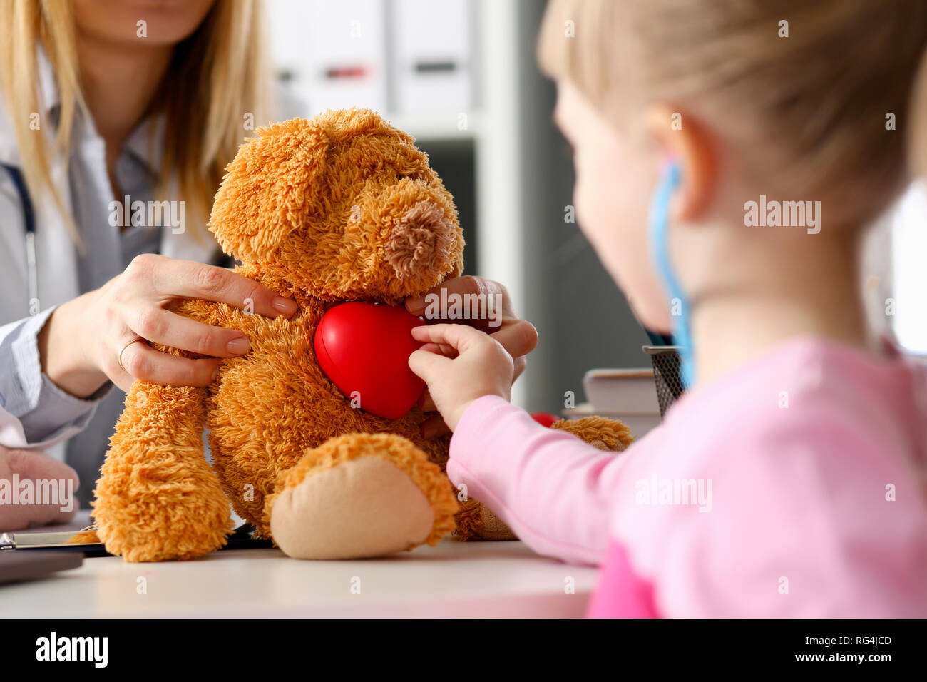 Kleines Kind Kinderarzt Rezeption hören Stockfoto