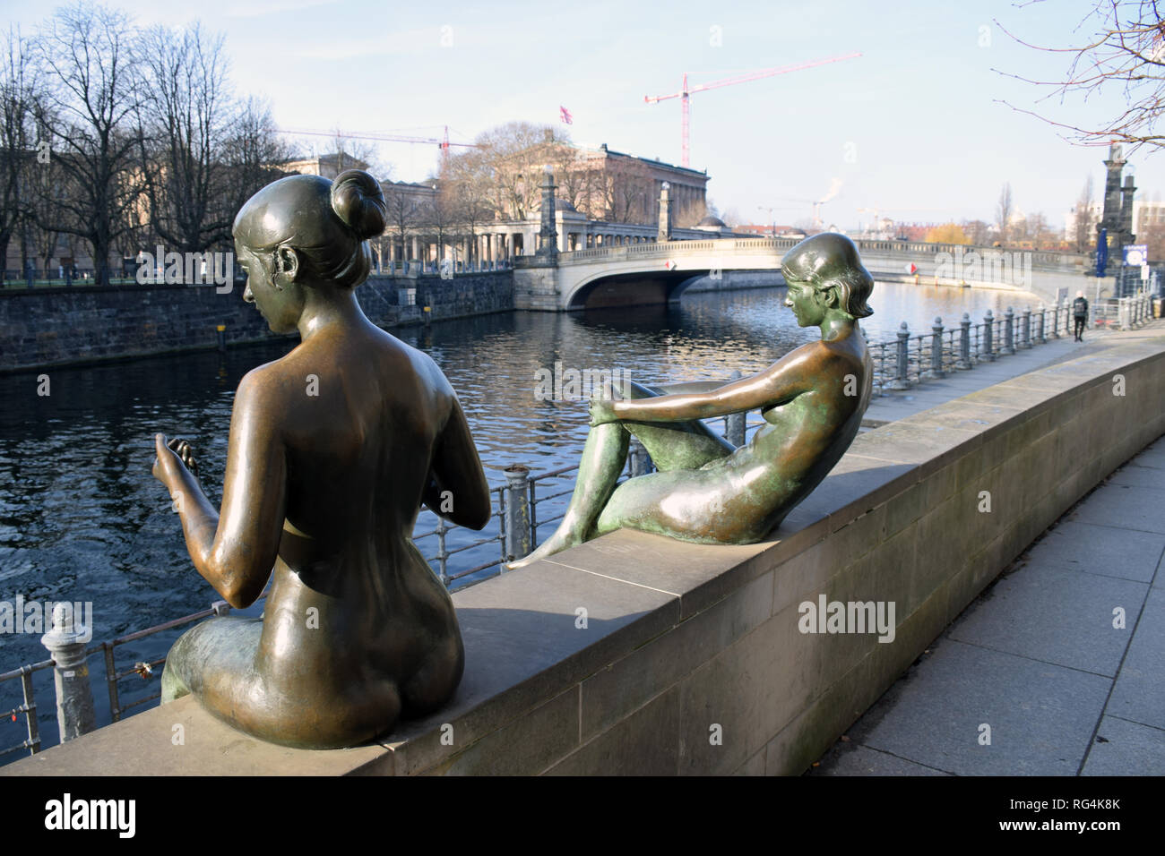 Drei Mädchen und ein Junge (Drei Madchen und Knabe) bronze Statuen auf der Spree gegenüber der Museumsinsel, Berlin, Januar 2019 Stockfoto