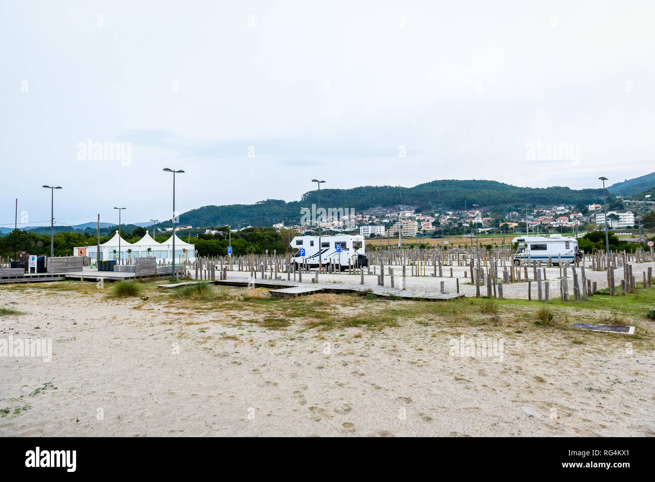 Parkplatz für Wohnmobile und Campervans in Afife Strand Portugal. Leer Freizeit Ort für Freizeit Fahrzeuge oder RVs am Sandstrand auf den Atla Stockfoto