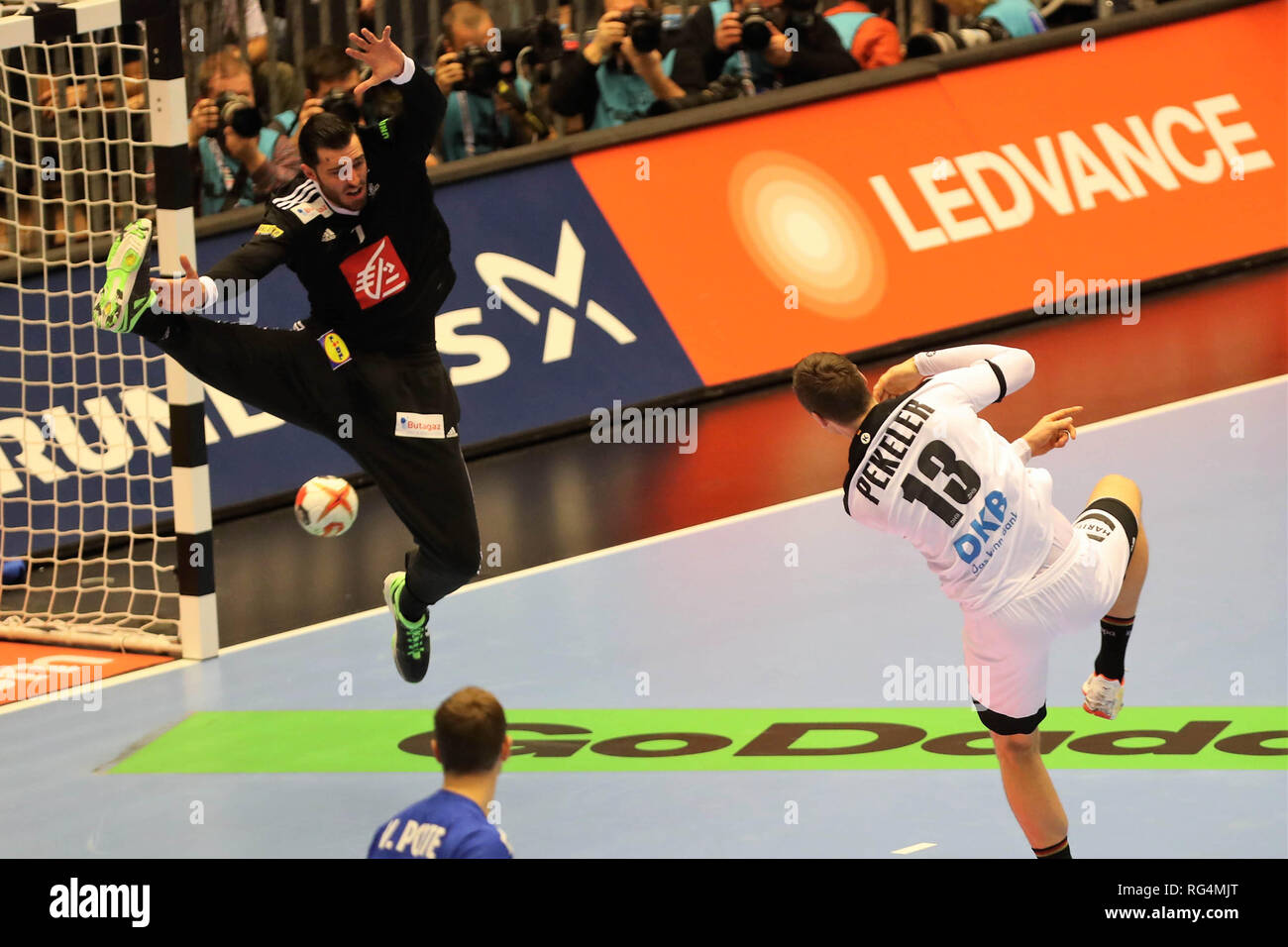 Herning, Dänemark. 27. Januar 2019. Cyril Dumoulin (Frankreich) und Hendrik Pekeler (Deutschland) während der IHF Männer-WM 2019, Finale handball Match zwischen Deutschland und Frankreich am 27. Januar 2019 an Jyske Bank Boxen in Herning, Dänemark - Foto Laurent Lairys/MAXPPP Credit: Laurent Lairys/Agence Locevaphotos/Alamy leben Nachrichten Stockfoto