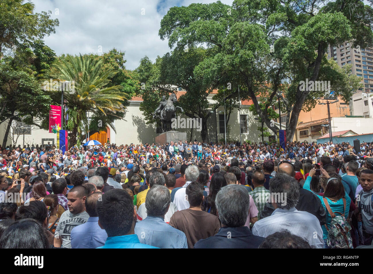 Grupo de Bürgerinnen und Bürger en la Rueda de prensa del Presidente interino de Venezuela, Juan, celebrada Guaid-en la plaza Bol 'var de Chacao. Gruppe von Bürgern in der Pressekonferenz der interims-Präsident von Venezuela, Juan Guaid -, in der Plaza Bol 'var de Chacao gehalten Stockfoto