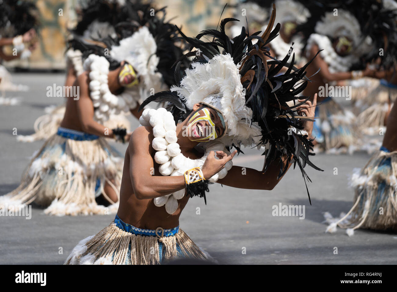 Iloilo City, Philippinen. 27 Jan, 2019. Der Höhepunkt der Dinagyang, eines der Belebtesten und jährliche street Tanz Festivals in den Philippinen fand am Sonntag mit zehn der besten Ati Stämme an der spektakulären Showdown. Einige bedingte Gruppen gezählt bis zu 350 Teilnehmer, die Trommler und Tänzer Requisiten Menschen enthalten. Quelle: bildergallerie 2/Alamy leben Nachrichten Stockfoto