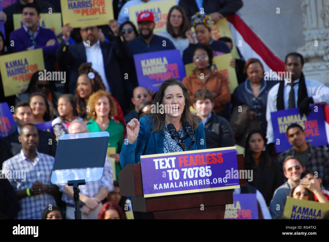 Oakland, Kalifornien, USA. 27. Jan. 2019. Oakland, Kalifornien, USA, 27.Jan.2019, Oakland Mayor Libby Schaaf stellt US-Senator Kamala Harris auf den ersten Harris' Kundgebung außerhalb Oakland City Hall am 31.01.27. Harris angekündigt, sie ist für den Präsidenten der Vereinigten Staaten läuft am 31.01.21. Credit: Scott Morris/Alamy leben Nachrichten Stockfoto