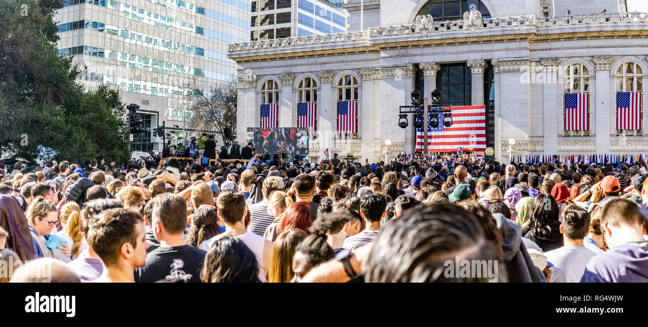 Oakland, Kalifornien, USA. 27. Jan 2019. Leute, Kamala Harris für Präsident Start der Kampagne gehalten in Frank H Ogawa Plaza in der Innenstadt von Oakland Credit: Andrei Stanescu/Alamy leben Nachrichten Stockfoto