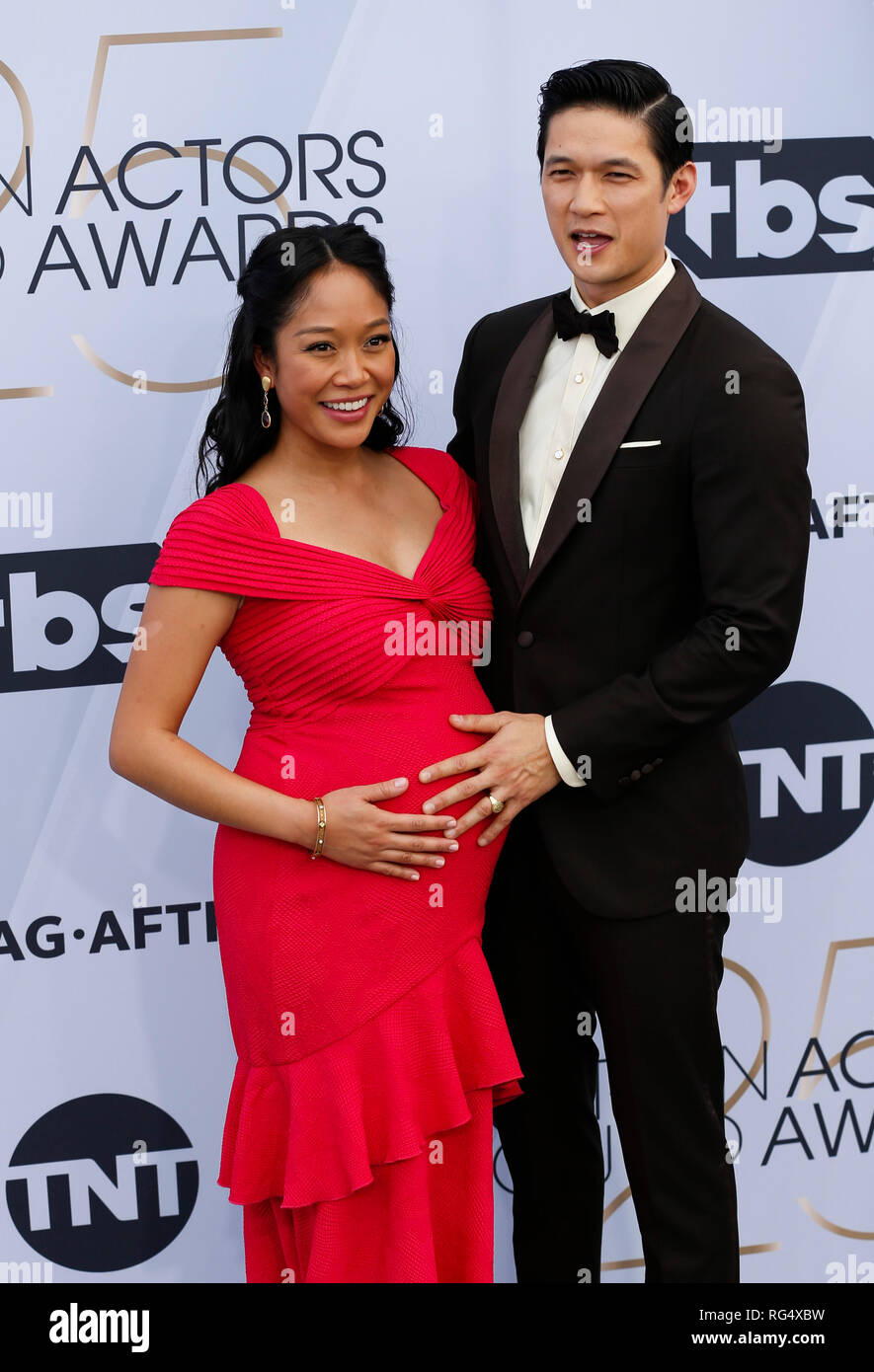 Los Angeles, USA. 27 Jan, 2019. Schauspieler Harry Shum Jr. (R) und Frau Shelby Rabara kommen für die 25. jährliche Screen Actors Guild Awards im Shrine Auditorium in Los Angeles, in den Usa am 31.01.27., 2019. Credit: Li Ying/Xinhua/Alamy leben Nachrichten Stockfoto